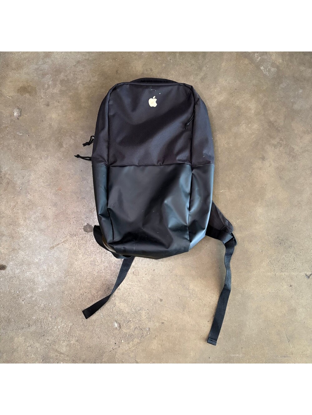 Apple Incase Employee Laptop Backpack w Padded Straps and Multiple Compartments